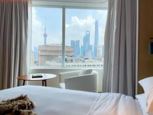 上海艾迪逊酒店客房内的一张或多张床位