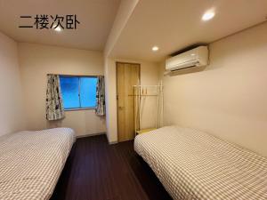 Giường trong phòng chung tại IROHA彩叶三室一厅独栋小楼民宿with direct access from Kansai Airport!