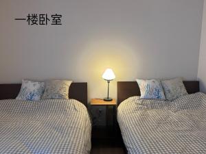 Giường trong phòng chung tại IROHA彩叶三室一厅独栋小楼民宿with direct access from Kansai Airport!