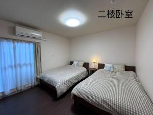 Giường trong phòng chung tại IROHA彩叶三室一厅独栋小楼民宿with direct access from Kansai Airport!