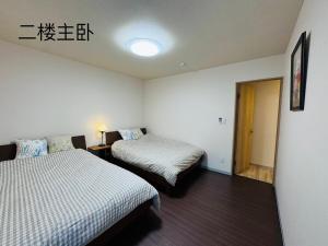 Giường trong phòng chung tại IROHA彩叶三室一厅独栋小楼民宿with direct access from Kansai Airport!
