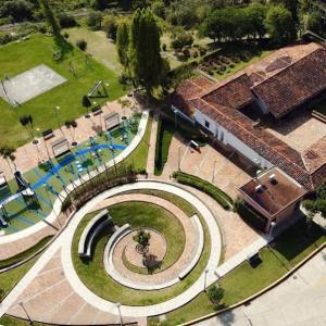 an aerial view of a park with a fountain at Departamento totalmente amoblado en Cuenca in Cuenca