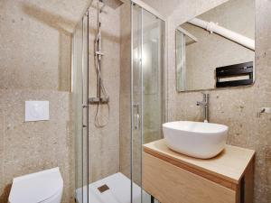 Ένα μπάνιο στο Very elegant apartment 3BDR 6P - Mairie de Neuilly