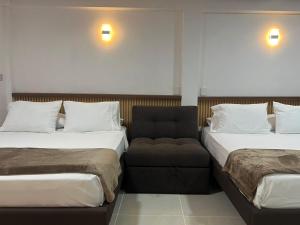 a hotel room with two beds and a couch at SWEET BREEZE in San Andrés