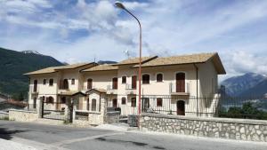 un bâtiment sur le côté d'une rue avec un éclairage de rue dans l'établissement Camoscio d'Abruzzo, à Barrea