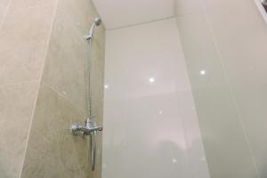 Ένα μπάνιο στο Minimalist and Warm Studio at Transpark Bintaro Apartment By Travelio +7 φωτογραφίες