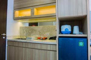 Η κουζίνα ή μικρή κουζίνα στο Minimalist and Warm Studio at Transpark Bintaro Apartment By Travelio