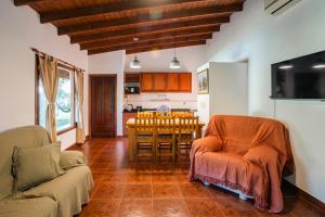 a kitchen and living room with a table and chairs at Pour Le Galerie in San Antonio de Areco