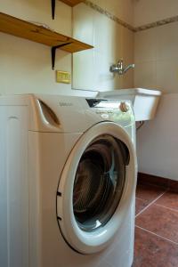 a washing machine in a kitchen with a sink at Pour Le Galerie in San Antonio de Areco