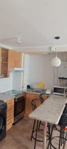 una cocina con mesa y sillas. en Departamento Balneario Pelluco, en Puerto Montt 10 fotos más