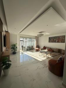 un salon avec un canapé et une table dans l'établissement Appartement luxueux prestigia, à Rabat