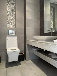 une salle de bain avec toilettes et lavabo dans l'établissement Appartement luxueux prestigia, à Rabat