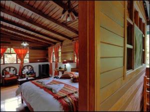 ein Schlafzimmer mit einem großen Bett in einem Haus in der Unterkunft Rio Quijos EcoLodge in El Chaco
