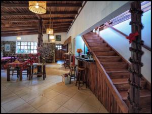eine Treppe in einem Restaurant mit einem Tisch und Stühlen in der Unterkunft Rio Quijos EcoLodge in El Chaco