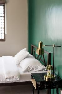 Ένα ή περισσότερα κρεβάτια σε δωμάτιο στο Minimalist Condo in Vigan Near Calle Crisologo +13 φωτογραφίες