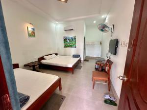 Kleines Zimmer mit einem Bett und einem TV. in der Unterkunft Hotels Phi Yến - Guest house Phi Yen in Con Dao