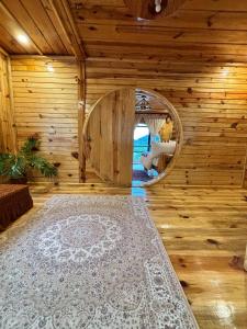 um quarto vazio com um quarto circular numa casa de madeira em The Shire of Sagada em Sagada