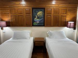 บ้านยุ้งฮีลล์รีสอร์ท Baan Yung Hill Resort客房内的一张或多张床位