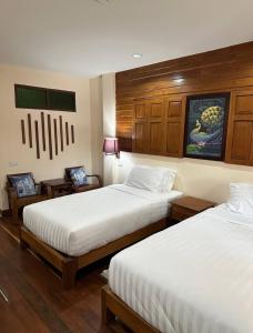 บ้านยุ้งฮีลล์รีสอร์ท Baan Yung Hill Resort客房内的一张或多张床位