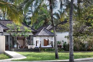 بوندوك سانتي استيت في غيلي تراوانغان: منزل أبيض مع شرفة في الفناء