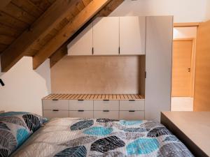 ビェラー・ポト・プラジェデムにあるVilla in Jeseniky with Sauna & Mountain Viewsのベッドルーム(ベッド1台、白いキャビネット付)