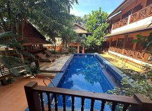 Ban Pa Sangบ้านยุ้งฮีลล์รีสอร์ท Baan Yung Hill Resort的建筑物前的游泳池