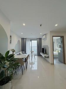 Μια τηλεόραση ή/και κέντρο ψυχαγωγίας στο 1 Bedroom Apartment At Ocean Park