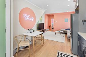 Μια τηλεόραση ή/και κέντρο ψυχαγωγίας στο Urban Chic 1BR - Walk to Boardwalk - Min to Beach +7 φωτογραφίες