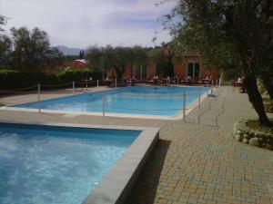 Bazén v ubytovaní Villaggio RTA Borgoverde alebo v jeho blízkosti