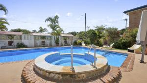 una grande piscina in un cortile di Ocean Parade 9 - Cafes, Stroll to beach, BBQ, Pool a Coffs Harbour