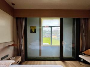 Grace Hotel客房内的一张或多张床位
