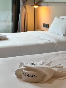 Grace Hotel客房内的一张或多张床位