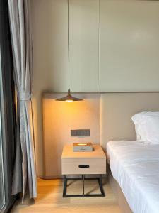 Grace Hotel客房内的一张或多张床位