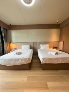 Grace Hotel客房内的一张或多张床位