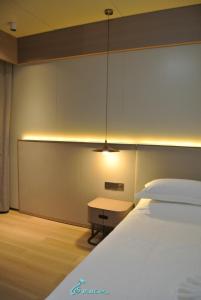 Grace Hotel客房内的一张或多张床位