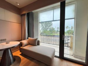 霍尼亚拉Grace Hotel的客厅配有椅子和大窗户