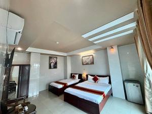 Kama o mga kama sa kuwarto sa Thành Đạt Hotel Bạc Liêu