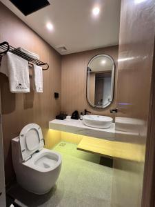 Grace Hotel的一间浴室