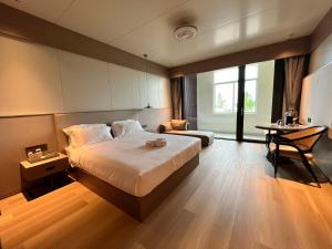 Grace Hotel客房内的一张或多张床位