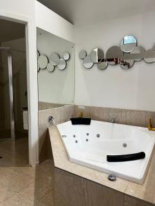 Un baño de Gallery Walk Chalets - Tamborine Mountain
