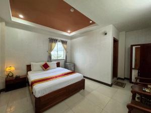 Kama o mga kama sa kuwarto sa Thành Đạt Hotel Bạc Liêu