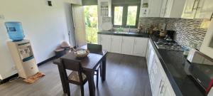 Η κουζίνα ή μικρή κουζίνα στο Brownies Villa