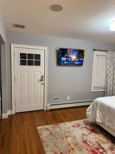 Μια τηλεόραση ή/και κέντρο ψυχαγωγίας στο Cozy Room by Hofstra University