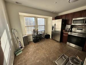 Dapur atau dapur kecil di Comfortable, Convenient Room near DC