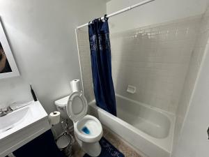 Bilik mandi di Comfortable, Convenient Room near DC +4 gambar