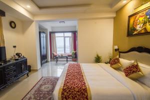 ガントクにあるDaizzo Hotelsの部屋の中に大きなベッドがある寝室