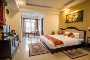 ガントクにあるDaizzo Hotelsの部屋の中に大きなベッドがある寝室