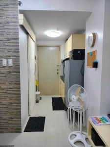 Habitación pequeña con nevera y ventilador. en 5th Floor Tower A 1-Bedroom Unit with Unlimited Internet Access and Netflix, en Manila