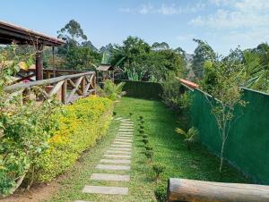 a garden with a stone path in the grass at Chácara Alto Padrão em Igaratá in Igaratá