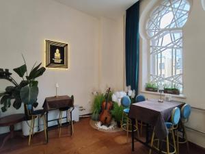 Restaurace v ubytování 比邻中央大街江景公寓 楼下松花江 索道 地铁 防洪纪念塔